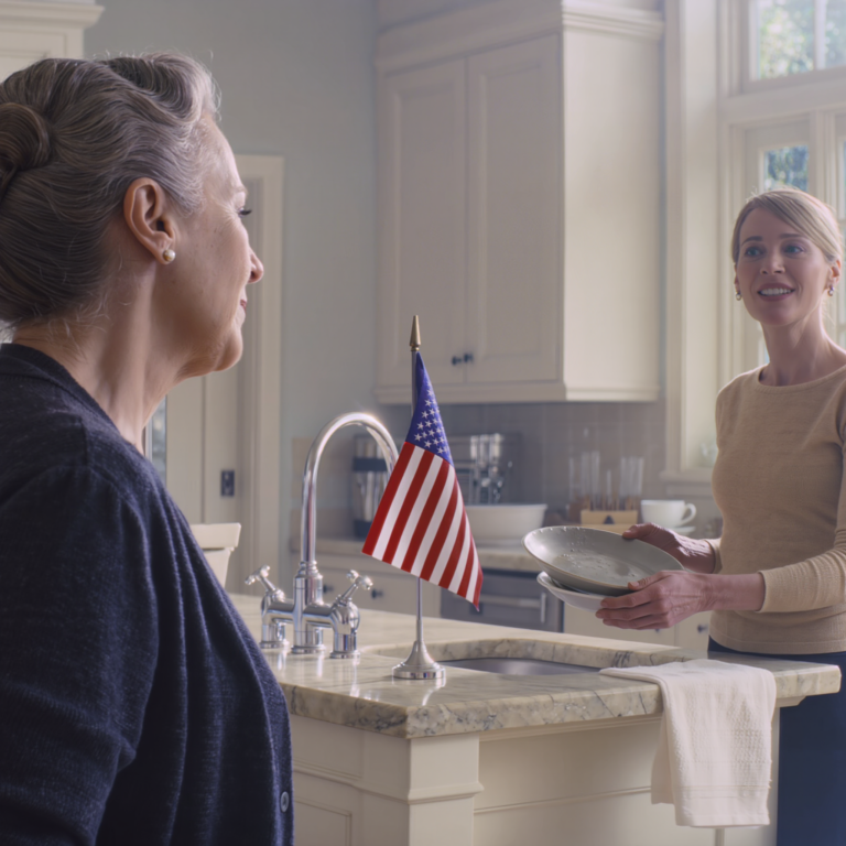 A lányom mosolygott, és azt mondta: “A mennyben nem lesz pénzre szükséged,” pont amikor ránéztem a márvány pultra, amit fizettem, és másnap reggel kinyitottam a férjem régi laptopját, és elzsibbadtam. Csendben csináltam egy dolgot, ami miatt elkezdett aludni.