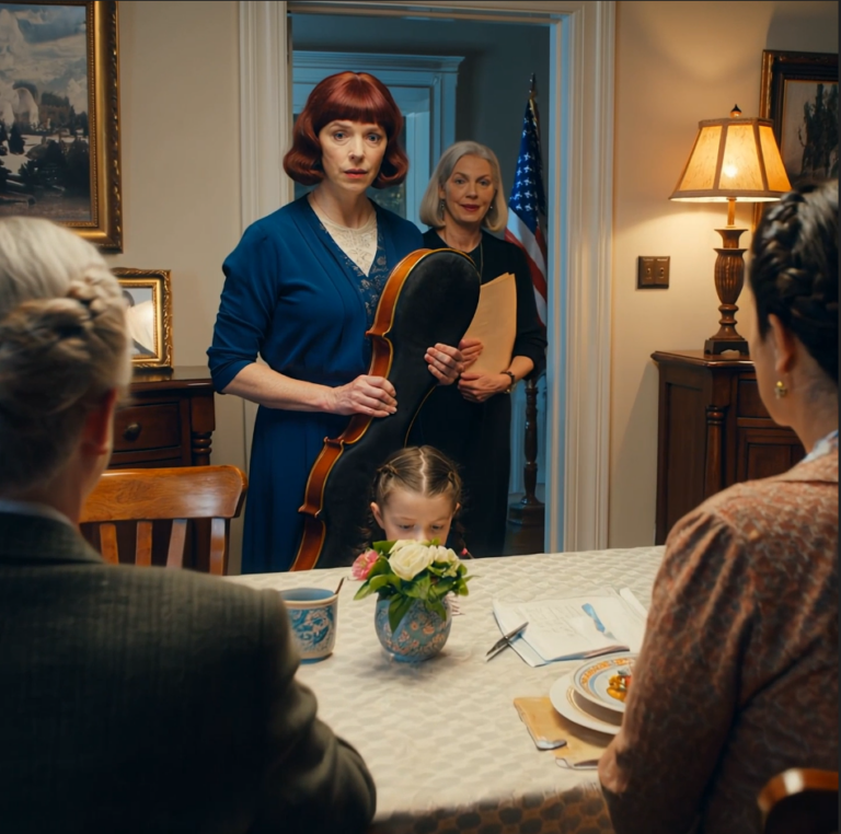 A szüleim eladták a 10 éves lányom csellóját – amit a nagymamám adott neki – 107 000 dollárért, és a pénzt medencére költötték a nővérem gyerekei számára. Amikor a nagymama megtudta, nem kiabált. Mosolygott, és azt mondta: “A cselló…”