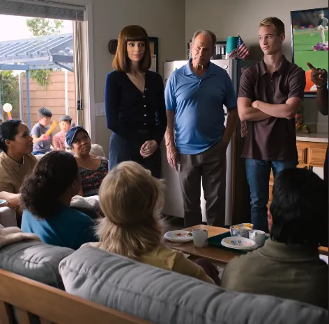 “Írd alá a tulajdoni címet a nővérednek 250 000 dollárért, különben kitaszítanak téged,” követelte apám, miközben áthúzta a szerződést az asztalon. Nem tudták, hogy már találkoztam a cége vezérigazgatójával. Amikor Madison másnap reggel megérkezett az új “műholdirodájába”, elejtette a kávéját – ő a tornáromon állt.