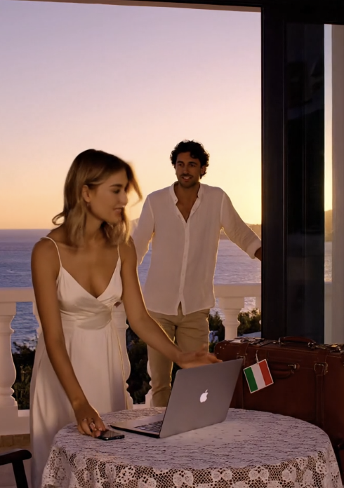 Non mi hanno invitata al matrimonio di mio fratello. “Pensiamo che sia più semplice così”, ha detto la mamma, come se la decisione fosse già stata presa. Ho sorriso e ho risposto: “Perfetto, tanto sarò in Grecia quel fine settimana”. Poi hanno visto il mio post e, tre giorni prima del matrimonio, il mio telefono non smetteva di squillare. “Vi prego… tornate.”